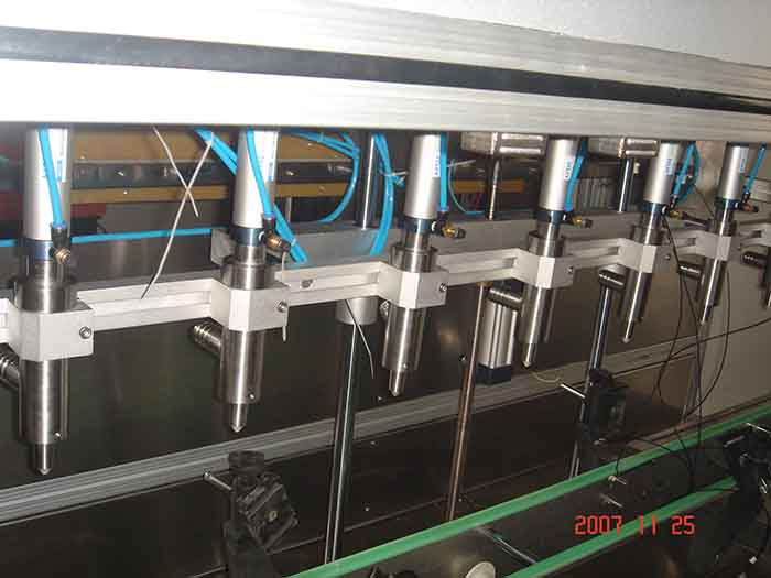 全自動(dòng)食用油灌裝機(jī)細(xì)節(jié)圖